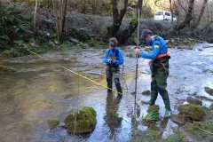 Personal de la CH Cantábrico realizando un aforo para controlar una captación de agua